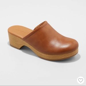 Women’s Magnolia clogs- Universal Thread